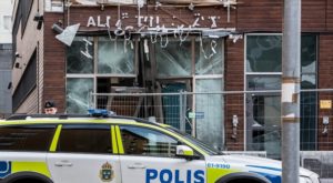 Budova policejní stanice a soudu v Malmö po pumovém útoku v prosinci 2015.