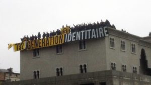 Protest členů Generation Identitaire na střeše Velké mešity v Poitiers 20. října 2012.